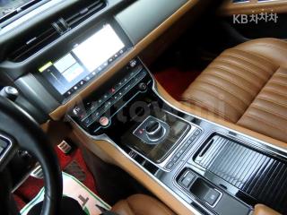 2017 JAGUAR XF 2.0D - 11