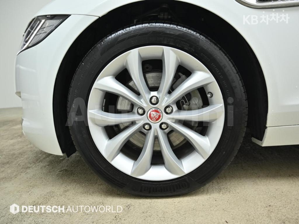 SAJBB4BX5KCY75386 2019 JAGUAR XF 2.5T PORTFOLIO-4