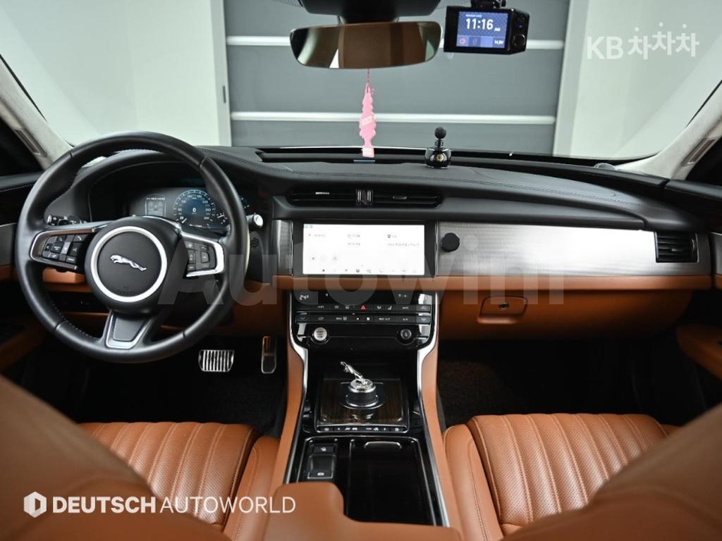 2019 JAGUAR XF 2.5T PORTFOLIO - 7