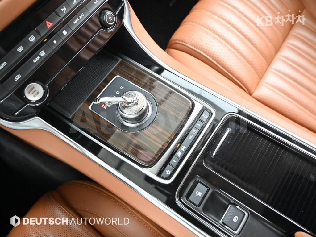 2019 JAGUAR XF 2.5T PORTFOLIO - 9