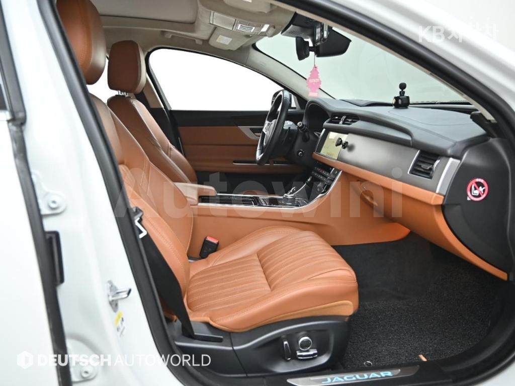 2019 JAGUAR XF 2.5T PORTFOLIO - 10