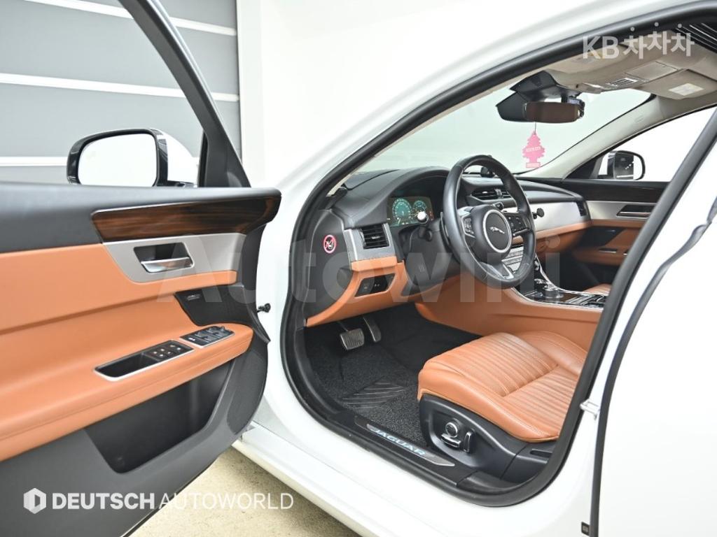 2019 JAGUAR XF 2.5T PORTFOLIO - 11