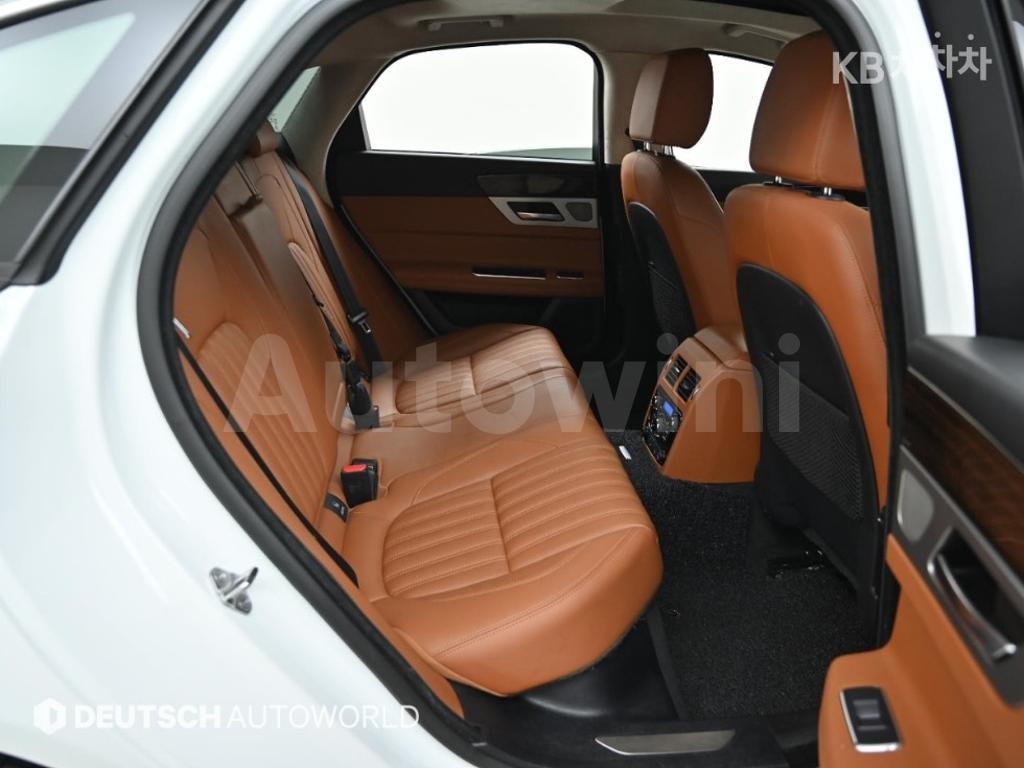 2019 JAGUAR XF 2.5T PORTFOLIO - 12