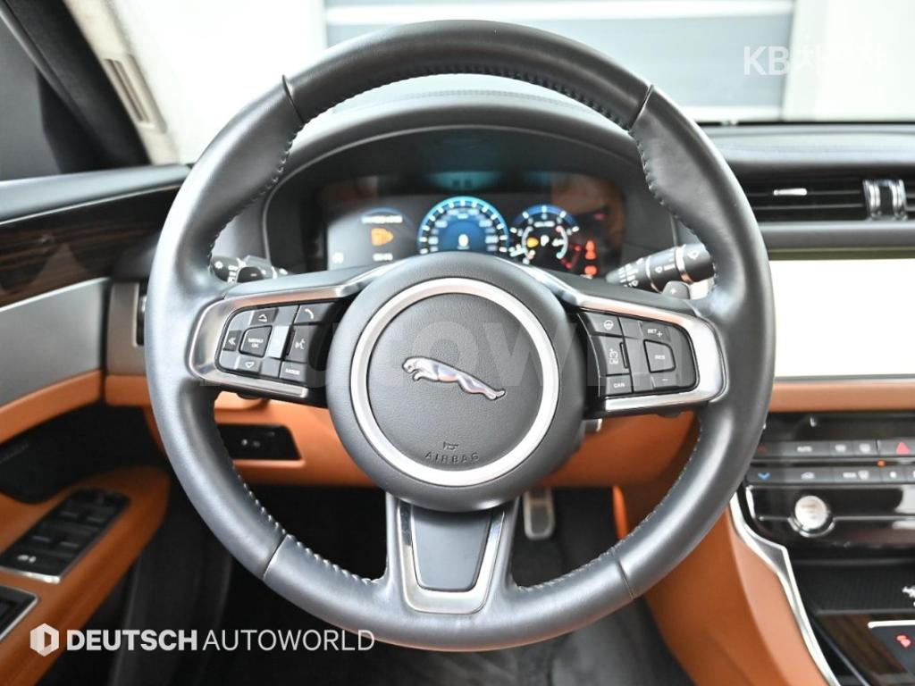 2019 JAGUAR XF 2.5T PORTFOLIO - 13
