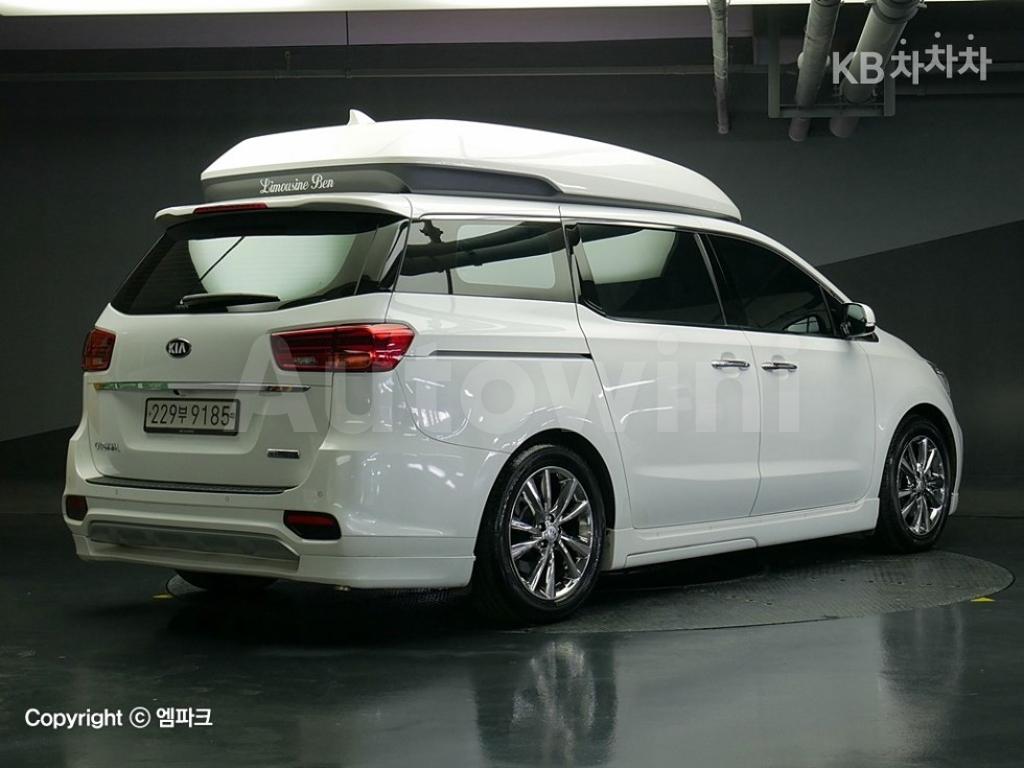 KNAME81ABKS483545 2018 KIA  CARNIVAL HIGH-ROOF-LIMOUSINE 2.2 DIESEL 9 SEATS NOBLESSE SPECIAL-3
