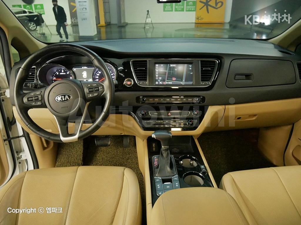 KNAME81ABKS483545 2018 KIA  CARNIVAL HIGH-ROOF-LIMOUSINE 2.2 DIESEL 9 SEATS NOBLESSE SPECIAL-5