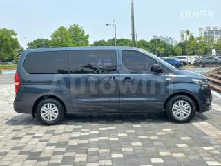 KMFWBX7KBJU983898 2018 HYUNDAI  GRAND STAREX VAN 5 SEATS SMART-2