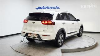 KNACA81CGHA005444 2017 KIA NIRO 1.6 LUXURY-1