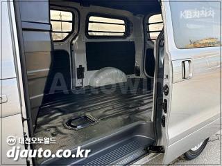 2017 HYUNDAI GRAND STAREX H-1 3 SEATS VAN CVX SMART - 18