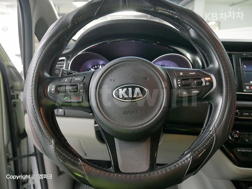 2015 KIA  CARNIVAL SEDONA 9 SEATS 2.2 DIESEL PRESTIGE - 8