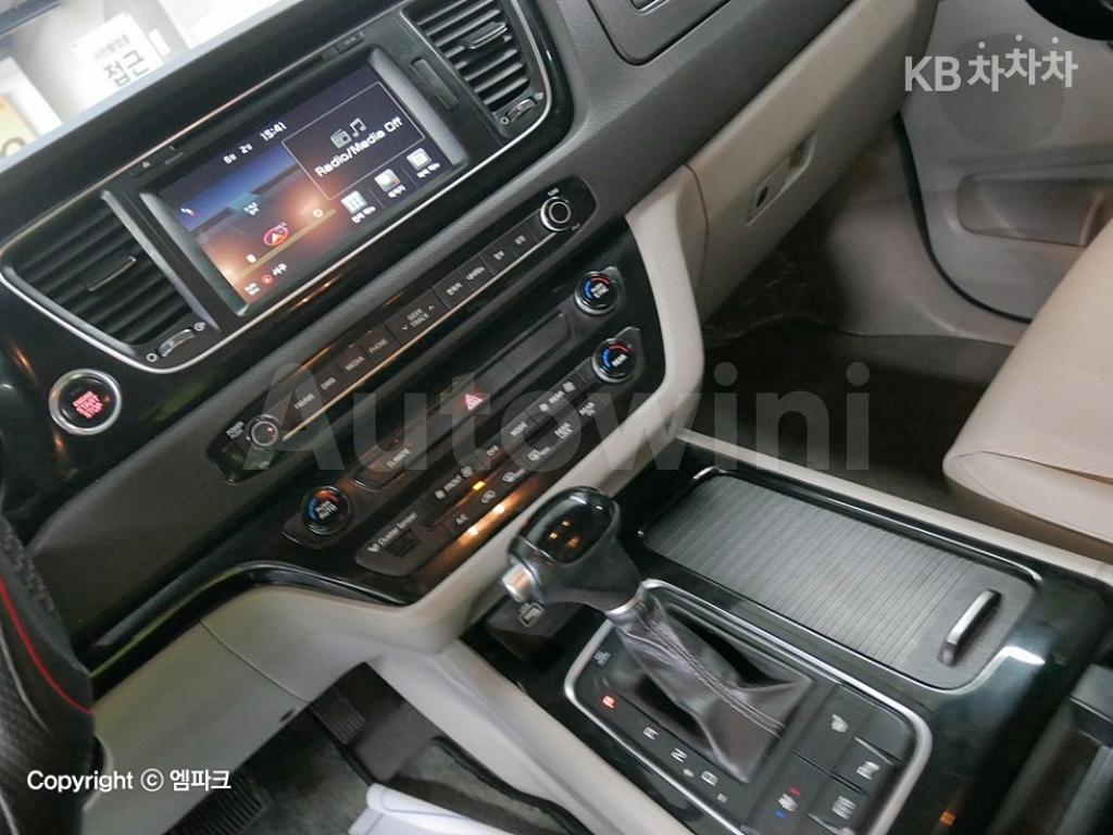 2015 KIA  CARNIVAL SEDONA 9 SEATS 2.2 DIESEL PRESTIGE - 9
