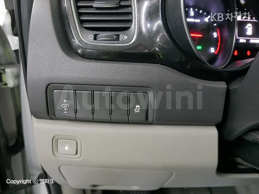 2015 KIA  CARNIVAL SEDONA 9 SEATS 2.2 DIESEL PRESTIGE - 12
