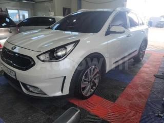 KNACB81CGHA061840 2017 KIA NIRO 1.6 PRESTIGE-1