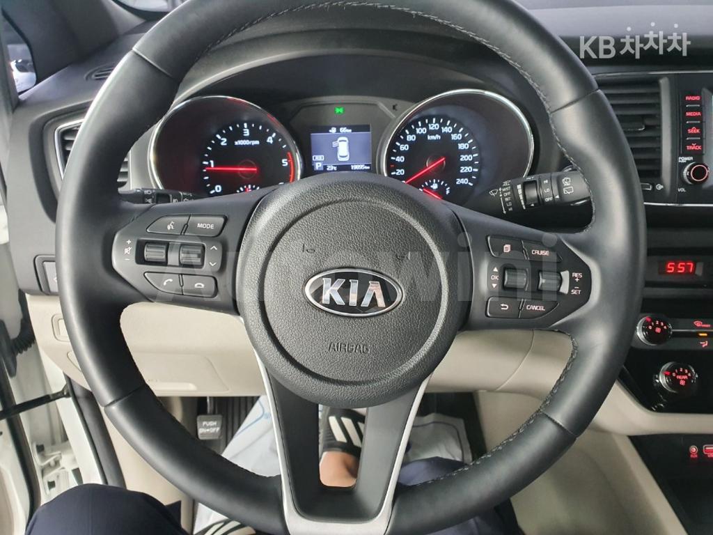 2019 KIA  CARNIVAL 9 SEATS 2.2 DIESEL LUXURY - 8