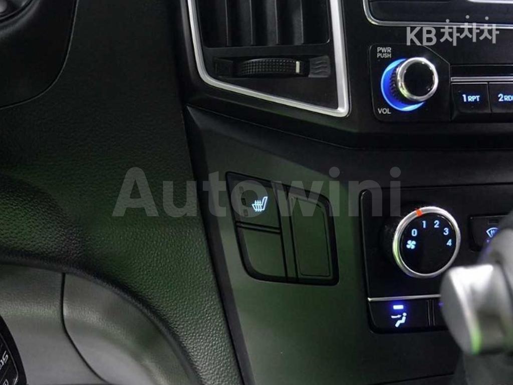2017 HYUNDAI GRAND STAREX H-1 5 SEATS VAN CVX SMART - 16