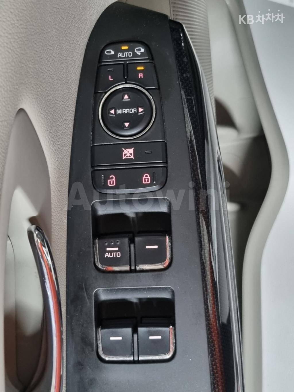 2017 KIA  CARNIVAL SEDONA 9 SEATS 2.2 DIESEL PRESTIGE - 9