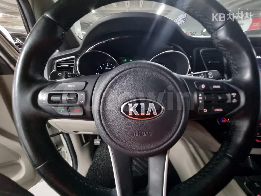 2017 KIA  CARNIVAL SEDONA 9 SEATS 2.2 DIESEL PRESTIGE - 12