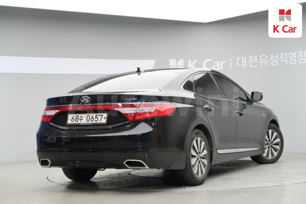 KMHFG413BGA022587 2016 HYUNDAI GRANDEUR HG AZERA PREMIUM-2
