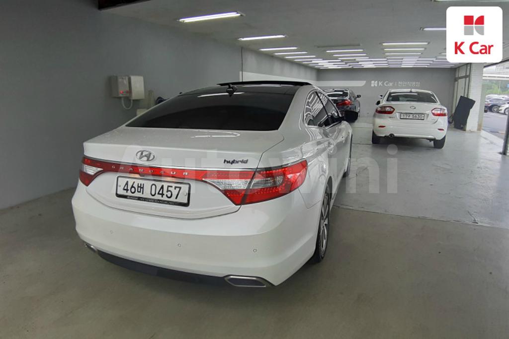 KMHFG413BHA029608 2017 HYUNDAI GRANDEUR HG AZERA PREMIUM COLLECTION-2