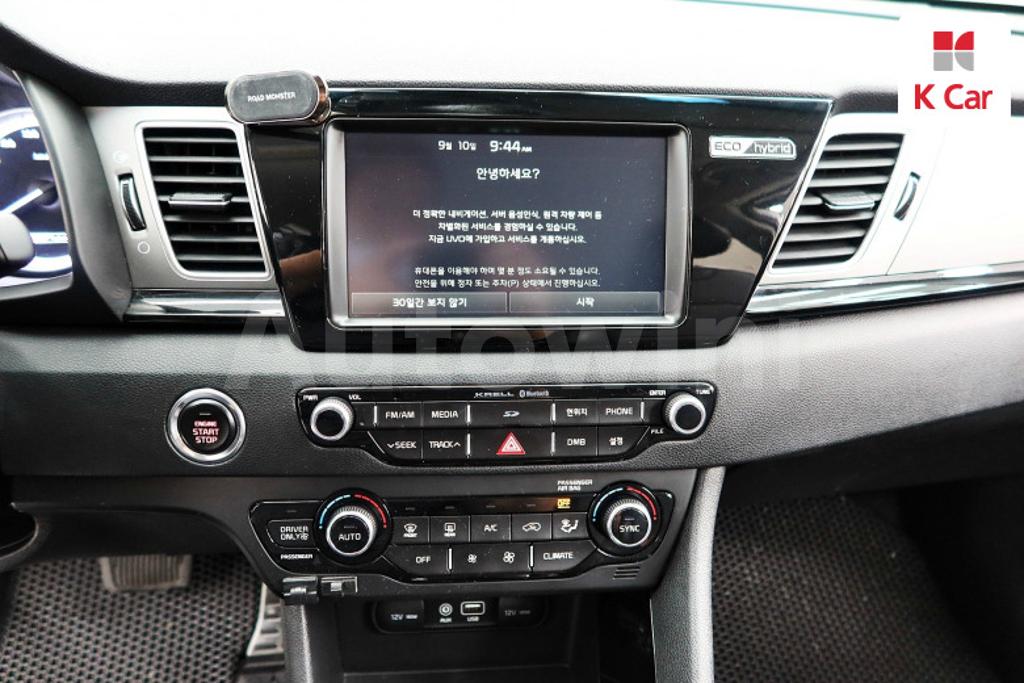 2017 KIA NIRO PRESTIGE - 12