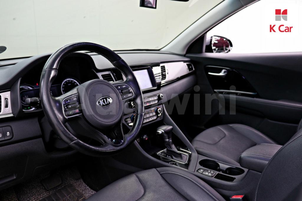 2018 KIA NIRO PRESTIGE - 9
