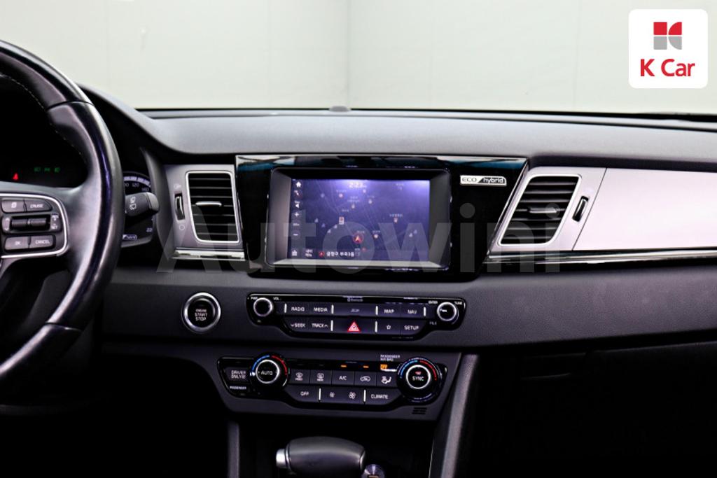 2018 KIA NIRO PRESTIGE - 11