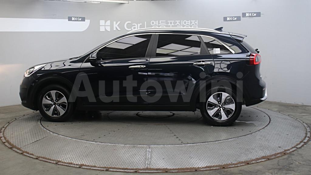 KNACB81CGHA028472 2017 KIA NIRO PRESTIGE-4
