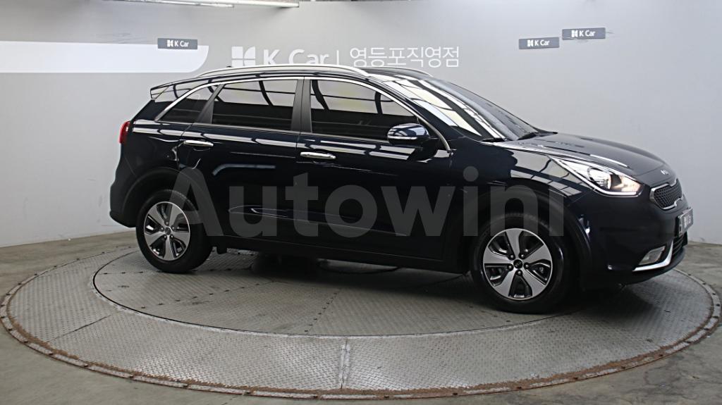 2017 KIA NIRO PRESTIGE - 11