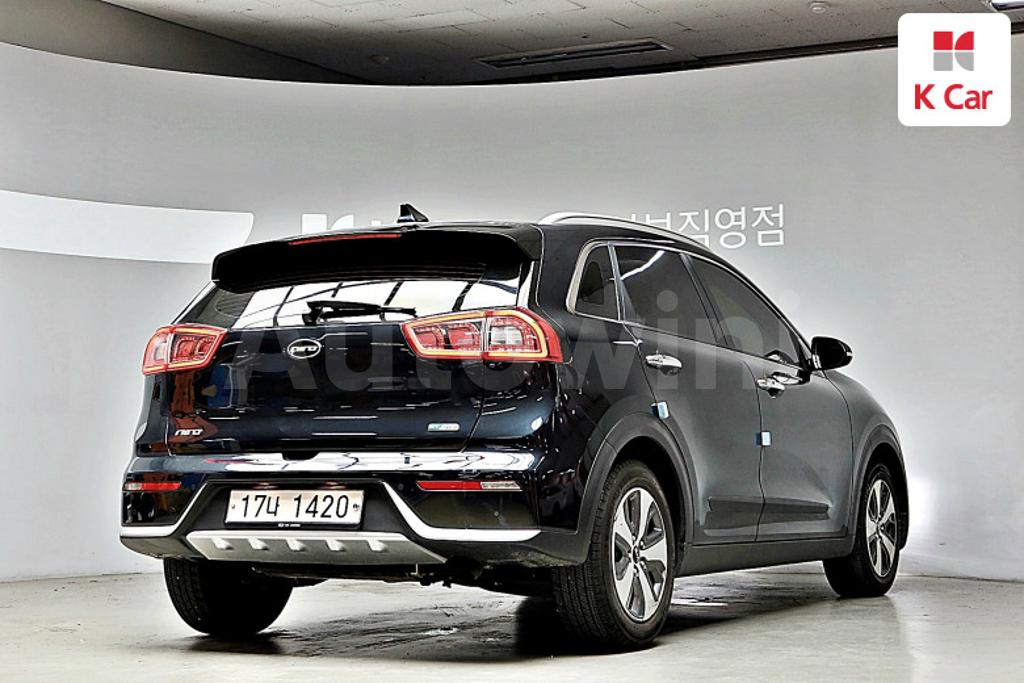 KNACC81CGHA052097 2017 KIA NIRO NOBLESSE-1