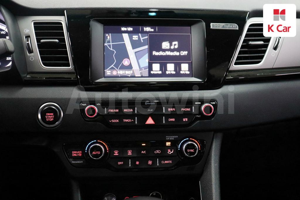 2017 KIA NIRO PRESTIGE - 11