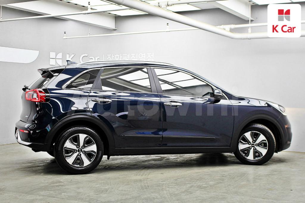 KNACB81CGJA161071 2018 KIA NIRO PRESTIGE-5
