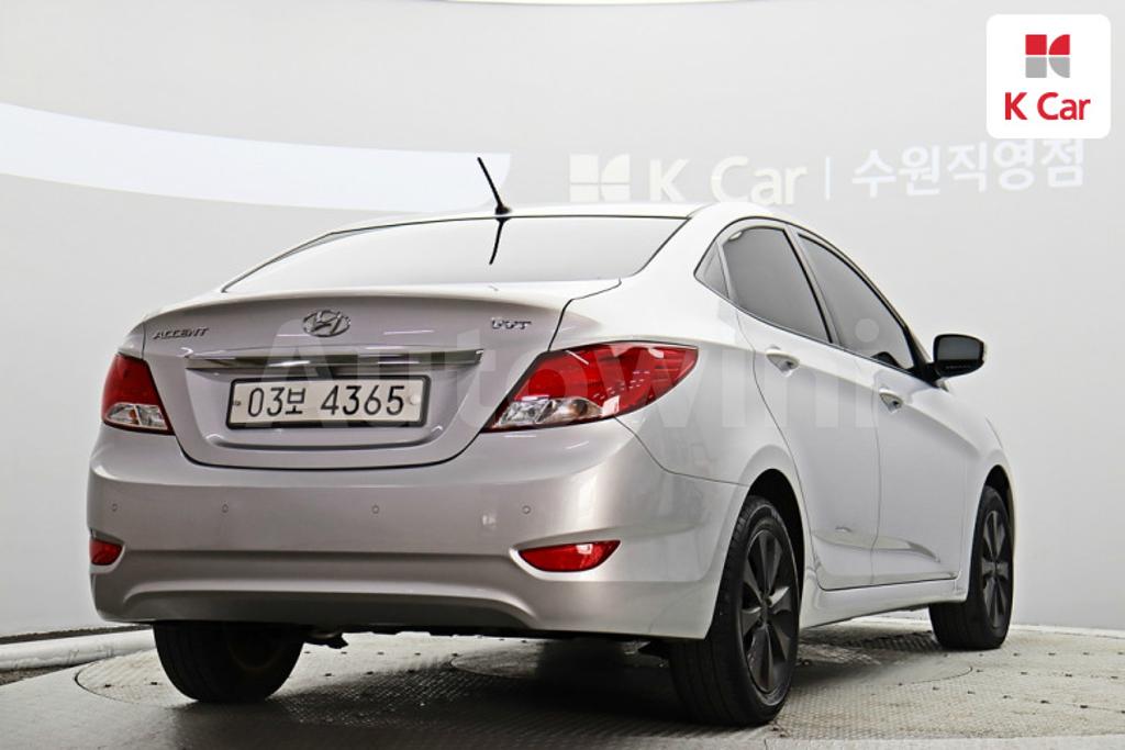 KMHCT41BEHU323822 2017 HYUNDAI ACCENT  1.4 VVT MORDERN-4