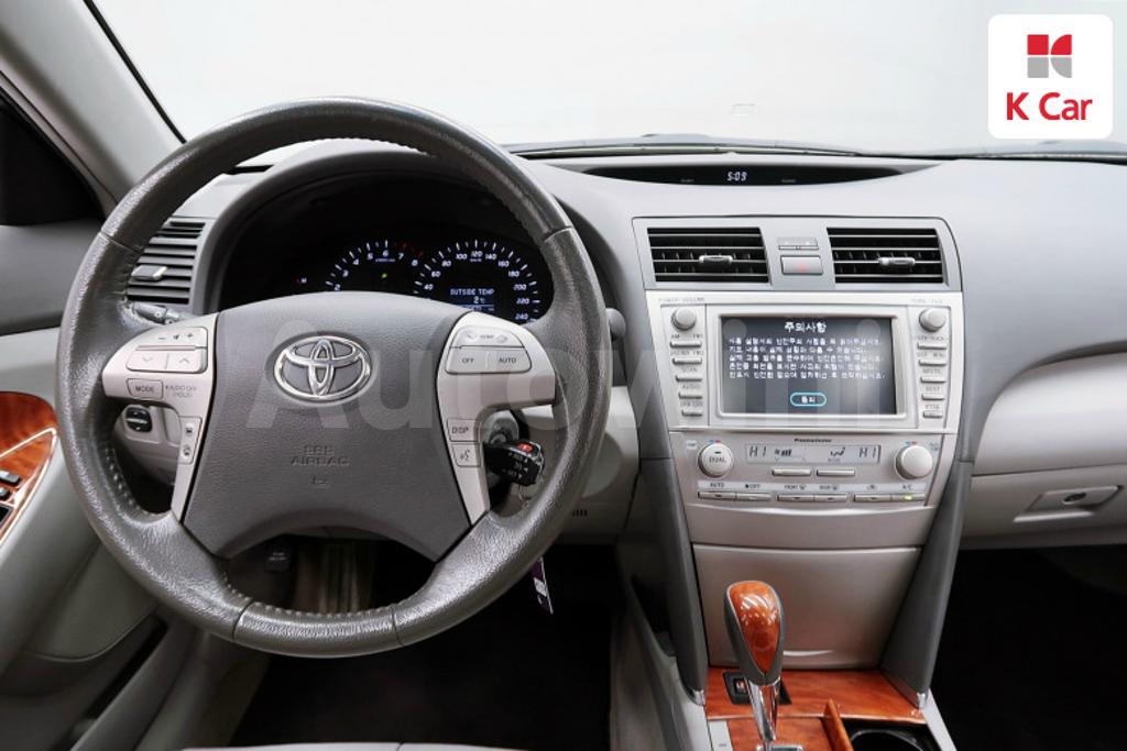 2011 TOYOTA CAMRY XLE - 11