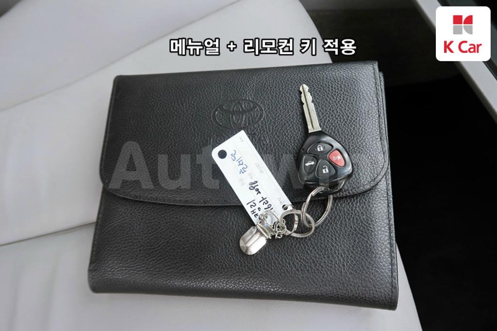 2011 TOYOTA CAMRY XLE - 19