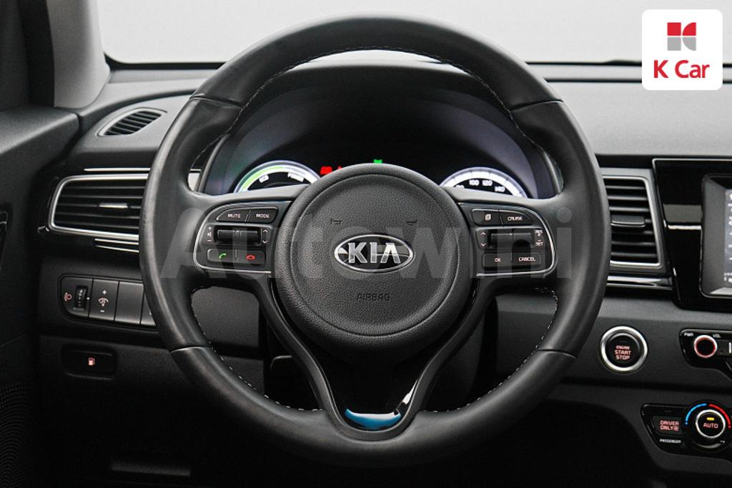2017 KIA NIRO PRESTIGE - 8