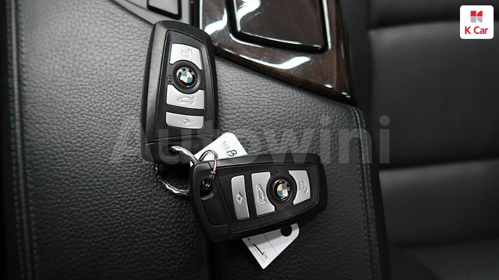 2011 BMW 5 SERIES F10  528I - 28