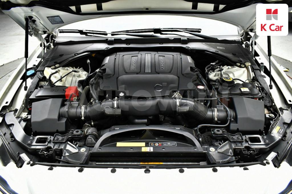 SAJBA4BV0KCY78441 2019 JAGUAR XF 3.0 S AWD-5