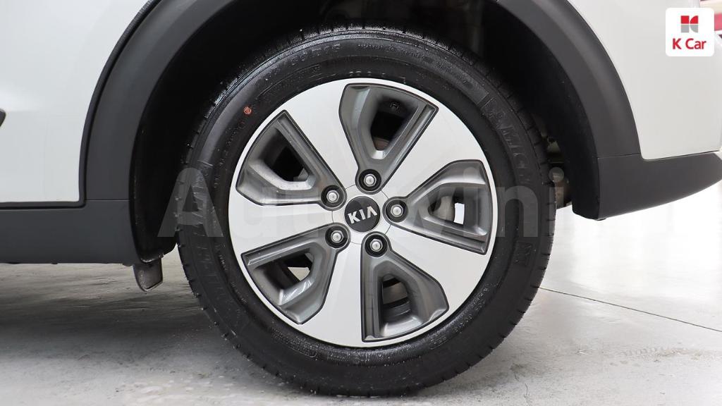 KNACB81CGJA196229 2018 KIA NIRO PRESTIGE-5