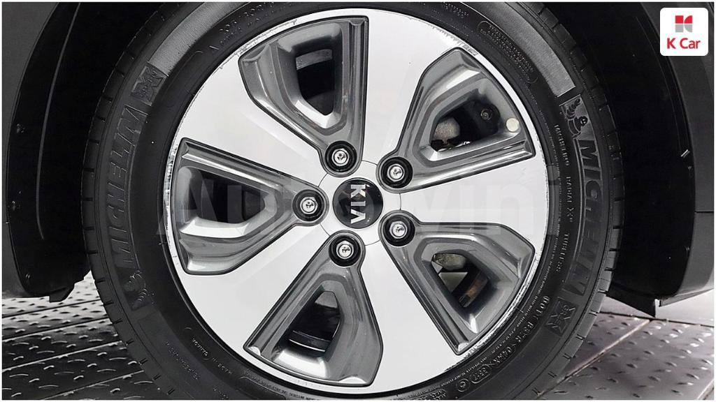 KNACA81CGJA175714 2018 KIA NIRO LUXURY-5