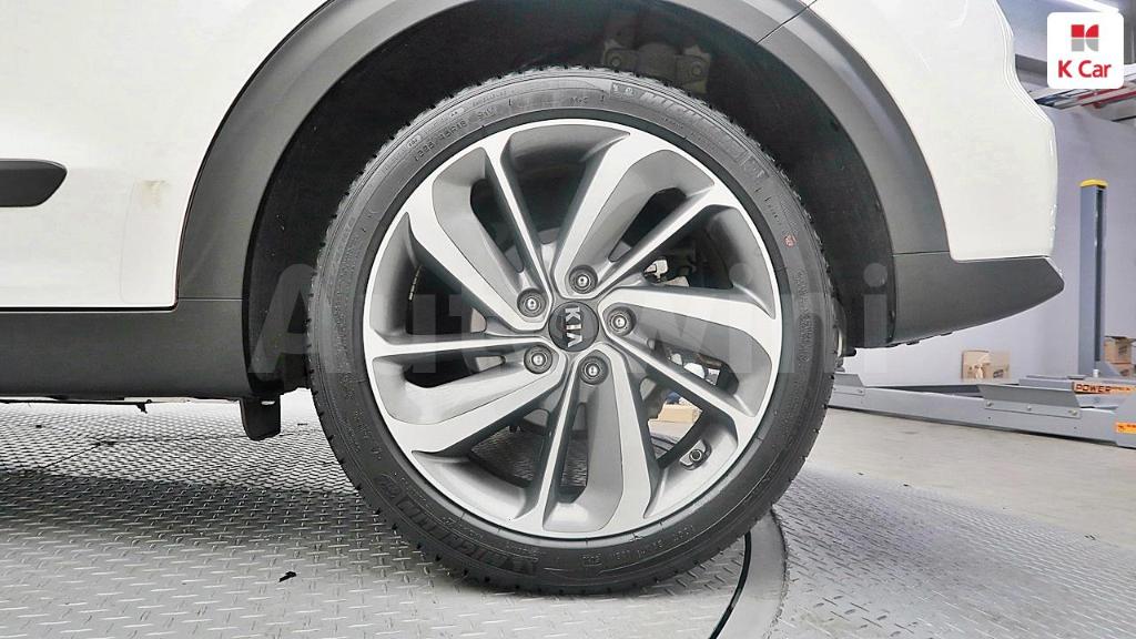 KNACC81CGHA077100 2017 KIA NIRO NOBLESSE-5