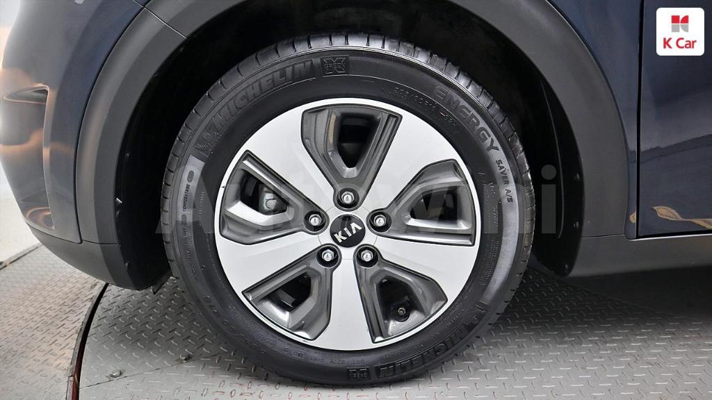KNACB81CGJA139897 2018 KIA NIRO PRESTIGE-4