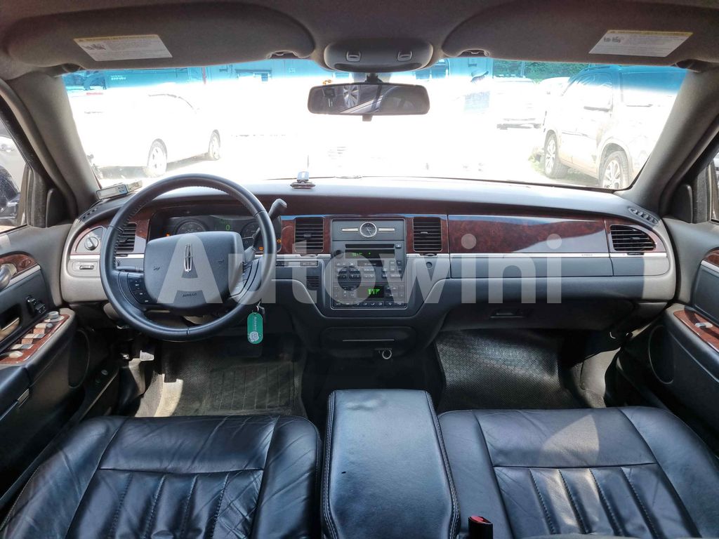 2010 LINCOLN TOWN CAR FUNERAL COACH FULL AUTO AC AT - 9