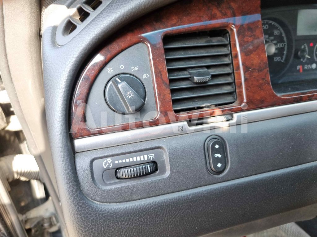 2010 LINCOLN TOWN CAR FUNERAL COACH FULL AUTO AC AT - 21