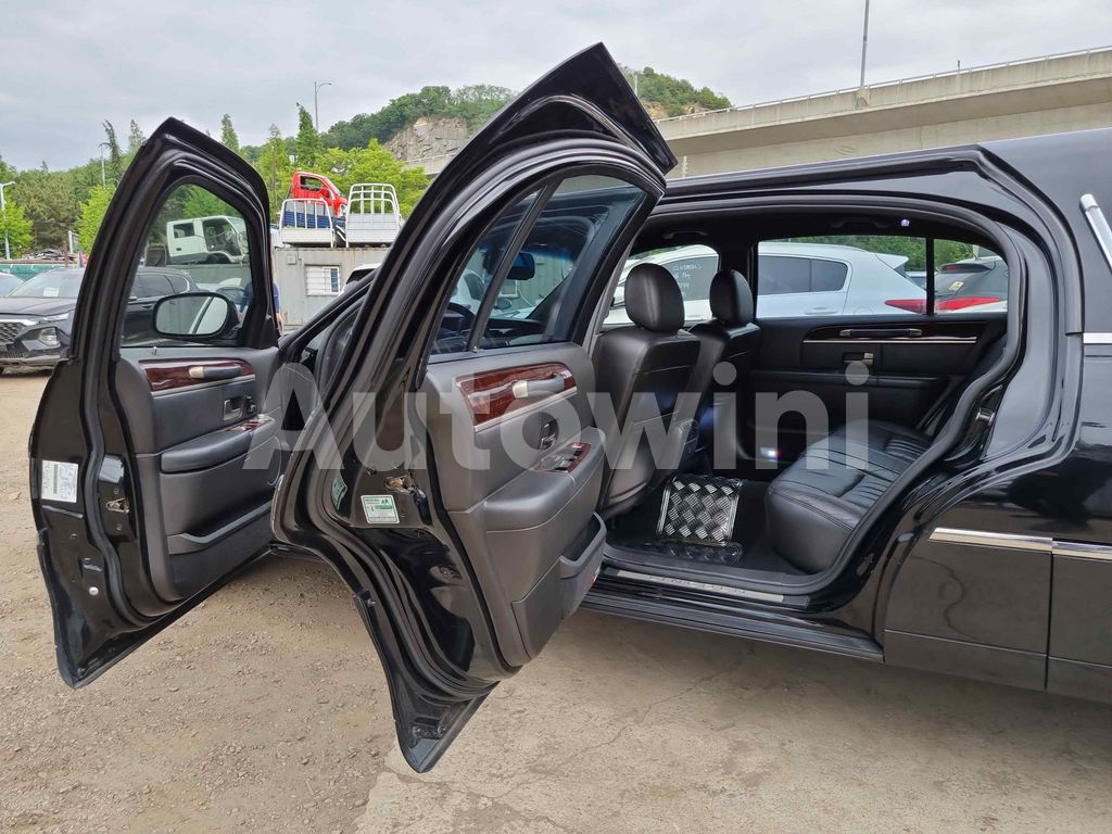 2010 LINCOLN TOWN CAR HEARSE/ REAR CAMERA ABS AT - 35