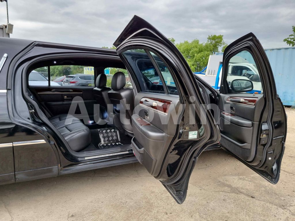 2010 LINCOLN TOWN CAR HEARSE/ REAR CAMERA ABS AT - 36
