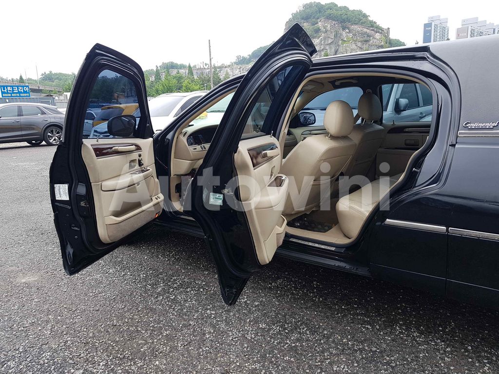 2010 LINCOLN TOWN CAR HEARSE BEIGE INTERIOR ABS AT - 38