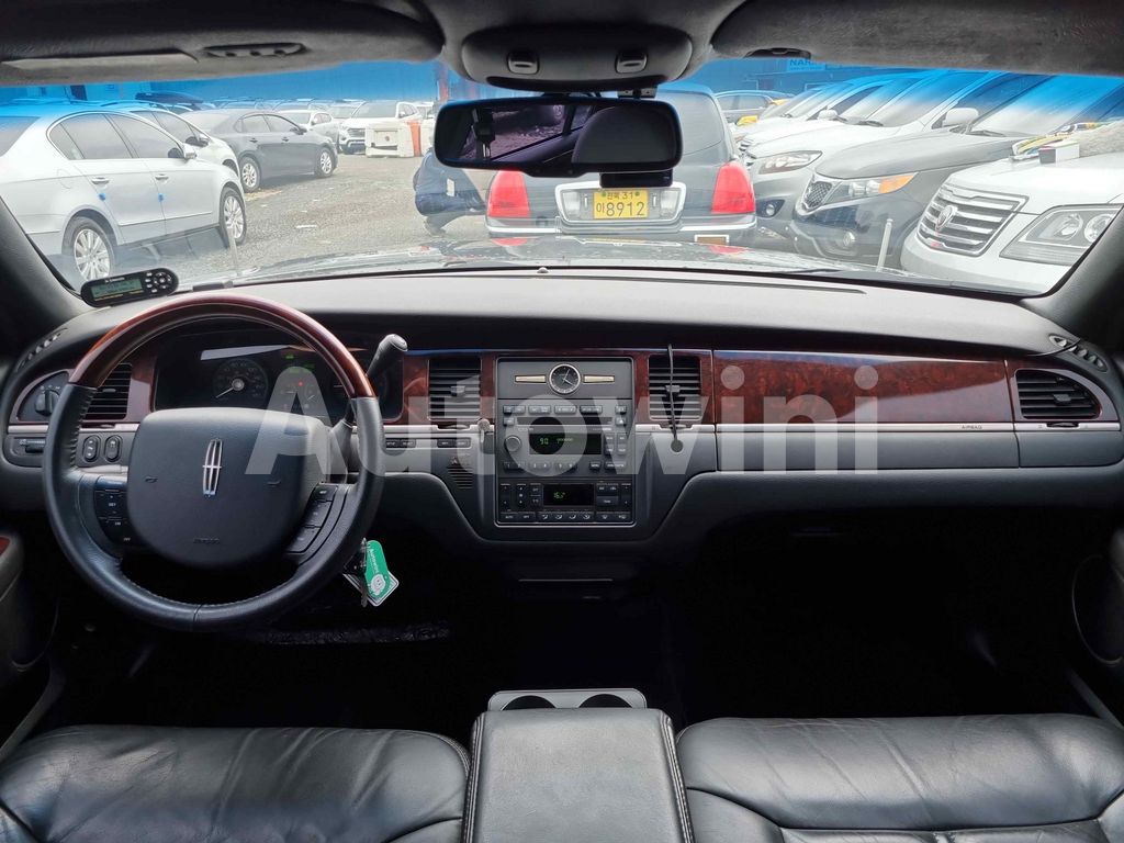 2010 LINCOLN TOWN CAR FUNERAL COACH/ FULL AUTO AC AT - 9