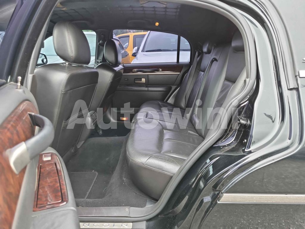 2010 LINCOLN TOWN CAR FUNERAL COACH/ FULL AUTO AC AT - 11