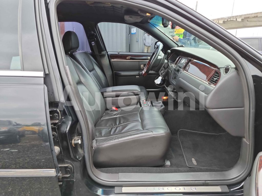 2010 LINCOLN TOWN CAR FUNERAL COACH/ FULL AUTO AC AT - 13
