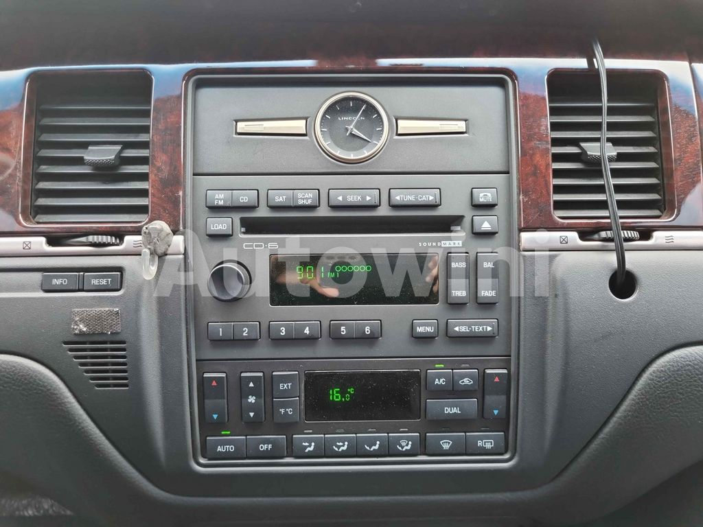 2010 LINCOLN TOWN CAR FUNERAL COACH/ FULL AUTO AC AT - 15